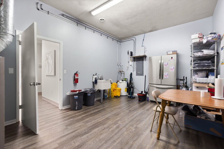 More Photos Of 725 S Main St, London Medical For Sale