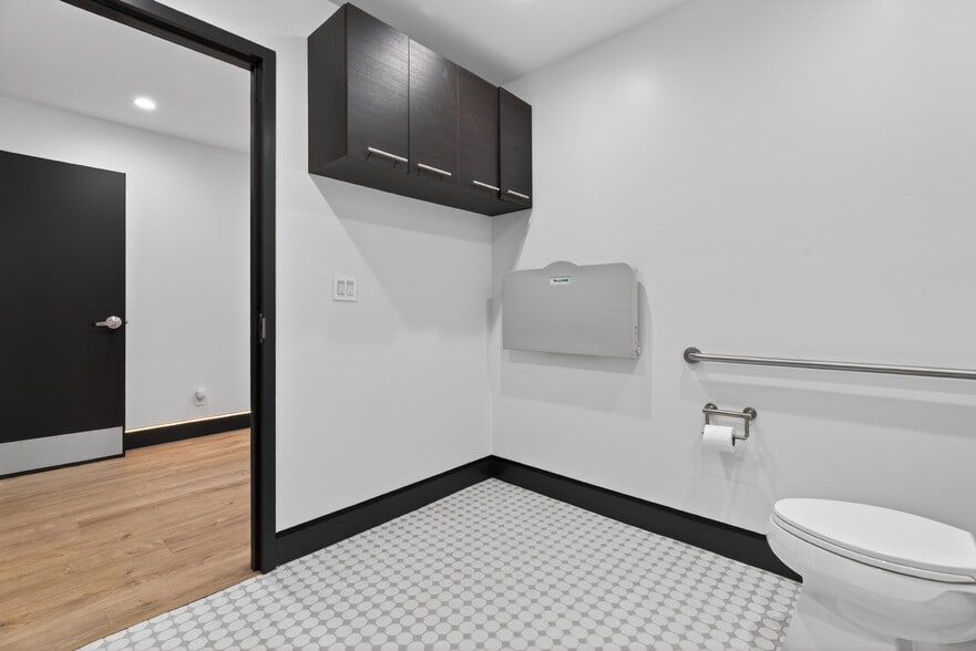 More Photos Of 703 S Main St, Burbank Showroom For Sale