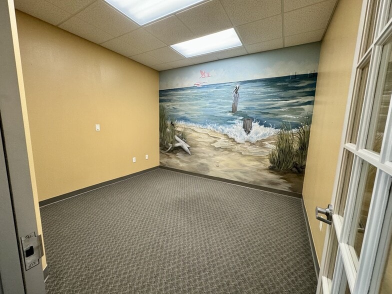 More Photos Of 101 Tiki Dr, Tiki Island Office Residential For Sale