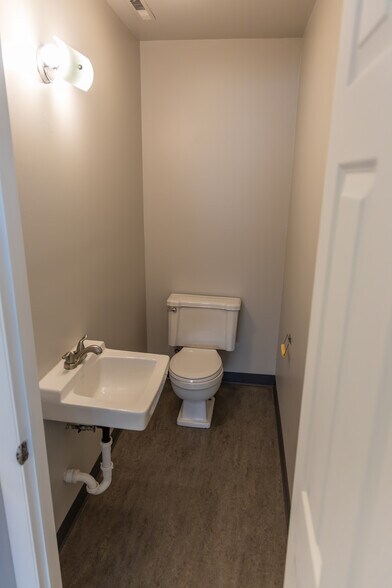 More Photos Of 1405 Lake Lansing Rd, Lansing Warehouse For Lease