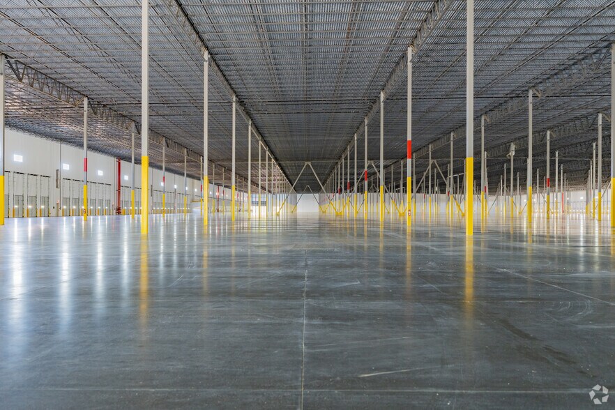 More Photos Of 3715 US Hwy 51, Southaven Distribution For Lease