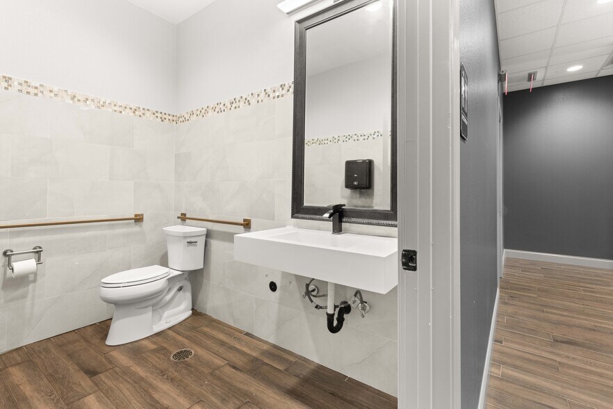 More Photos Of 780 Clear Lake City Blvd, Webster Freestanding For Lease