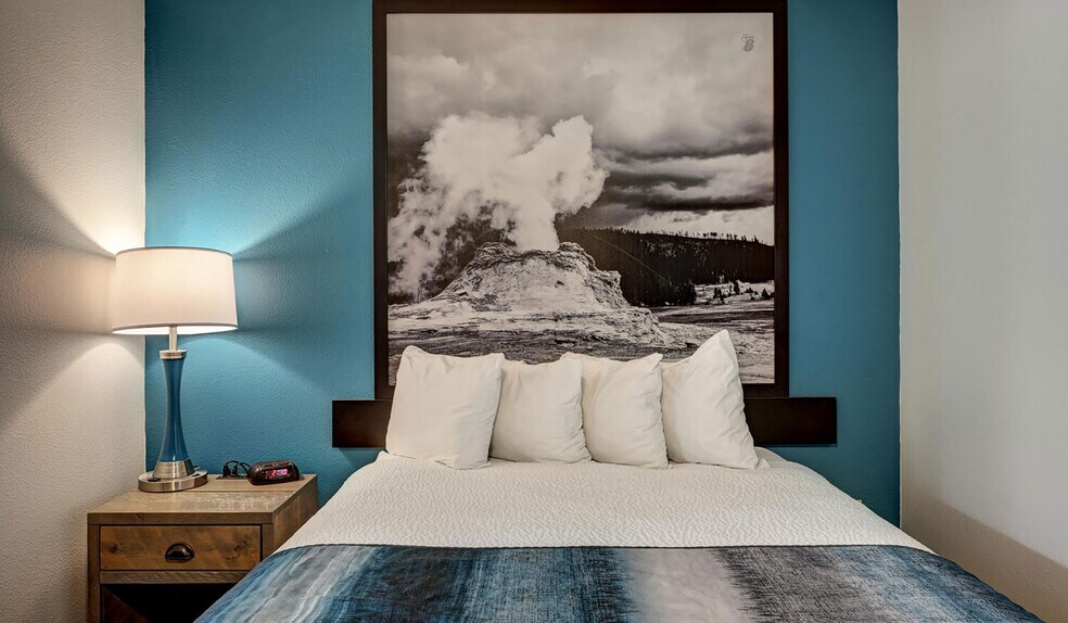 More Photos Of 702 Scott St, Gardiner Hotel For Sale