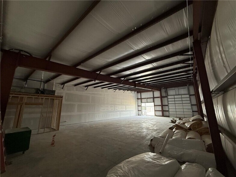 More Photos Of 164 Grading Ln, Cave Springs Flex For Lease