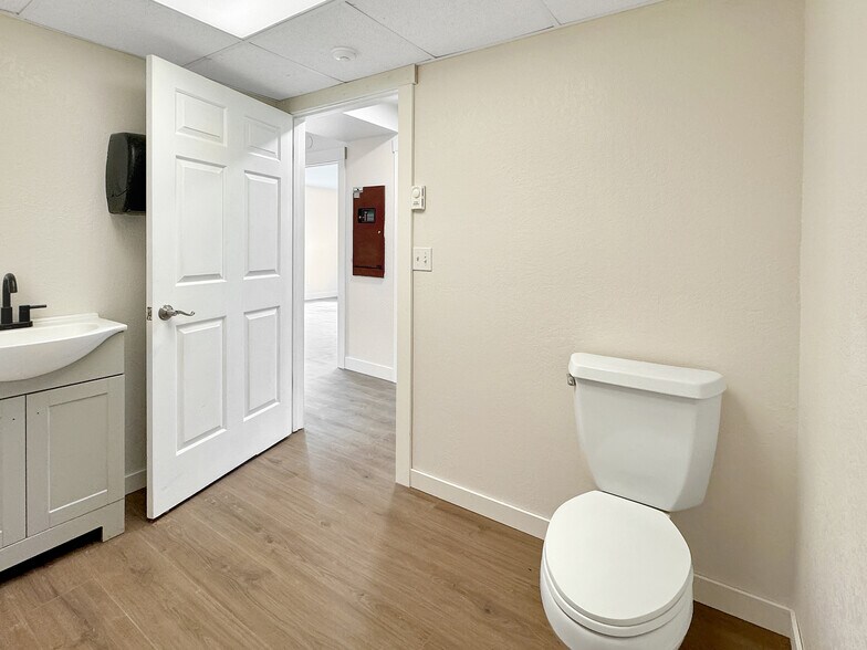 More Photos Of 902 E Maple St, Arlington Medical For Sale