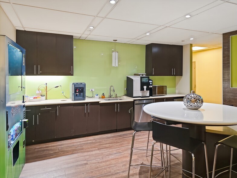 More Photos Of 600 Third Ave, New York Coworking Space