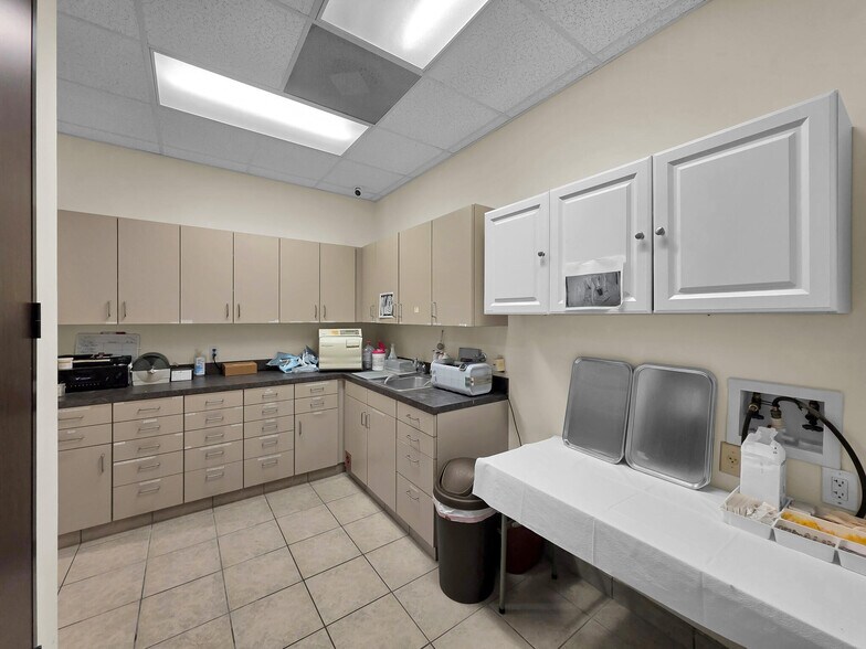 More Photos Of 6429 Fairmont Pky, Pasadena Office For Sale