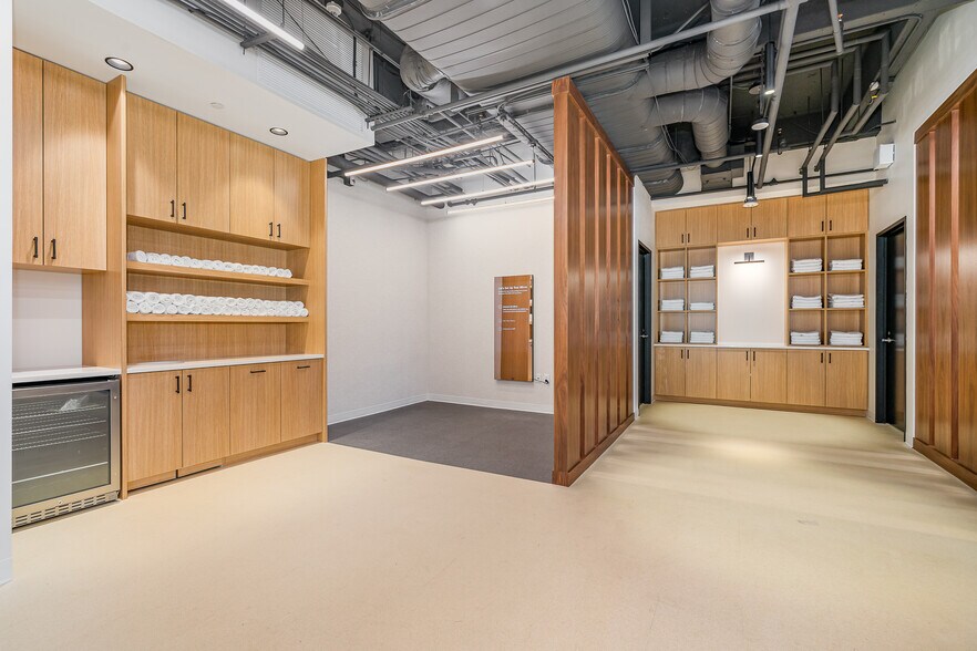 More Photos Of 121 W Trade St, Charlotte Office For Sale