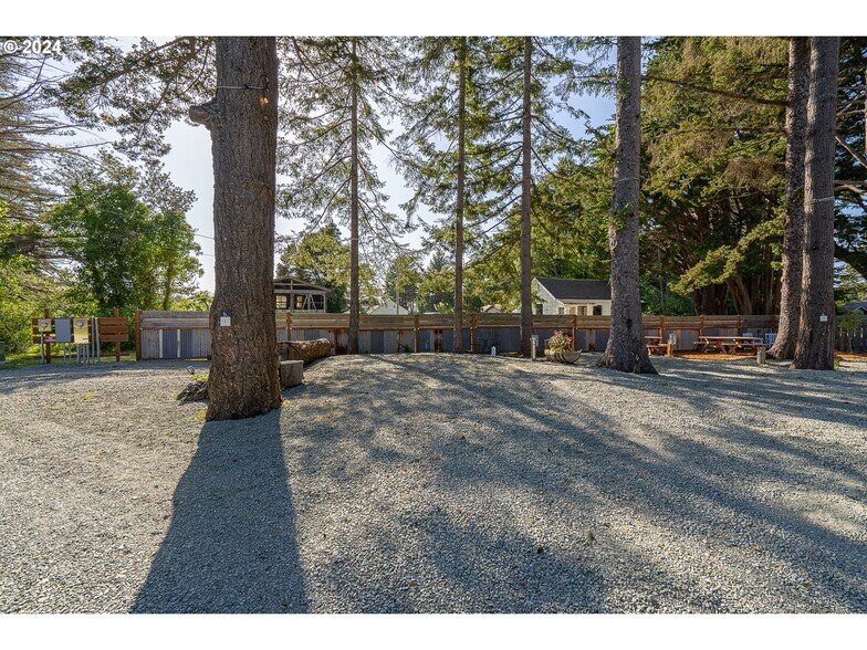 More Photos Of 1175 2nd St SE, Bandon Hotel For Sale