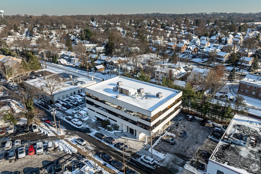 More Photos Of 36 Maple Pl, Manhasset Office For Lease