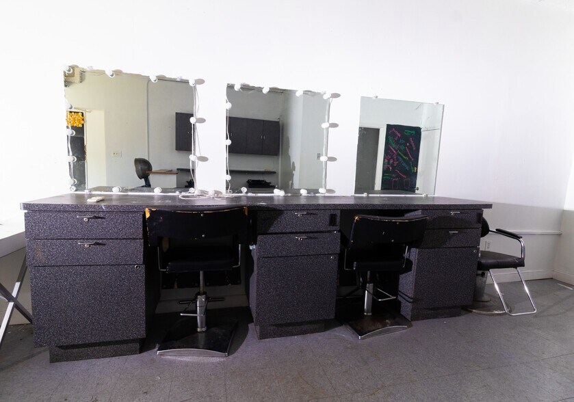 More Photos Of 3019-3023 Meadowbridge Rd, Richmond Storefront Retail Office For Sale