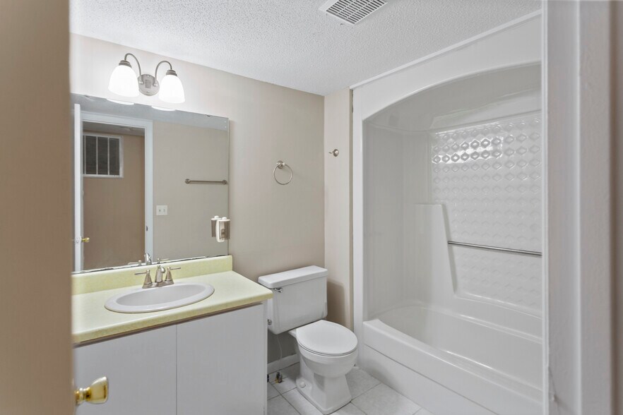 More Photos Of 400 Foxfire Ct, Seneca Apartments For Sale