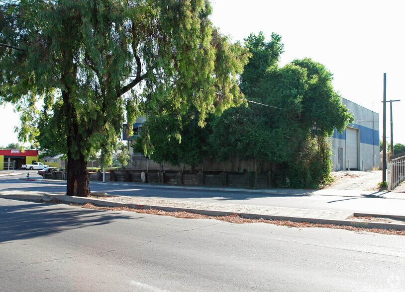More Photos Of 444 N 1st St, Fresno Freestanding For Sale