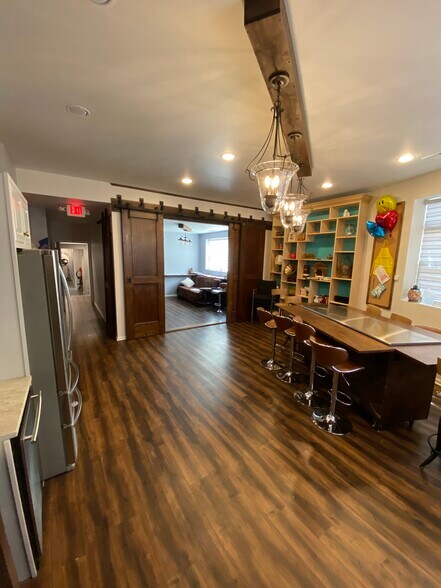 More Photos Of 72-76 N Broadway St, Des Plaines Light Distribution For Sale