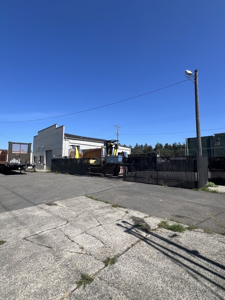 Primary Photo Of 5043 S Washington St, Tacoma Auto Repair For Sale