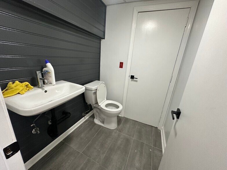 More Photos Of 1187 Broad St, Bridgeport Office For Lease