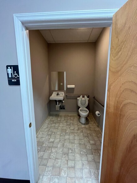 More Photos Of 1904 Fairfax Rd, Greensboro Showroom For Lease