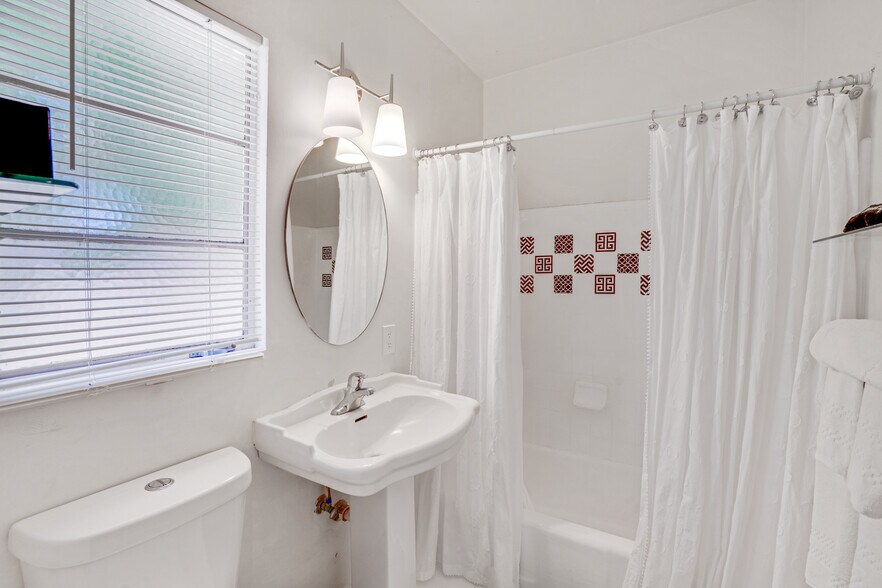 More Photos Of 350 S Belardo Rd, Palm Springs Hotel For Sale