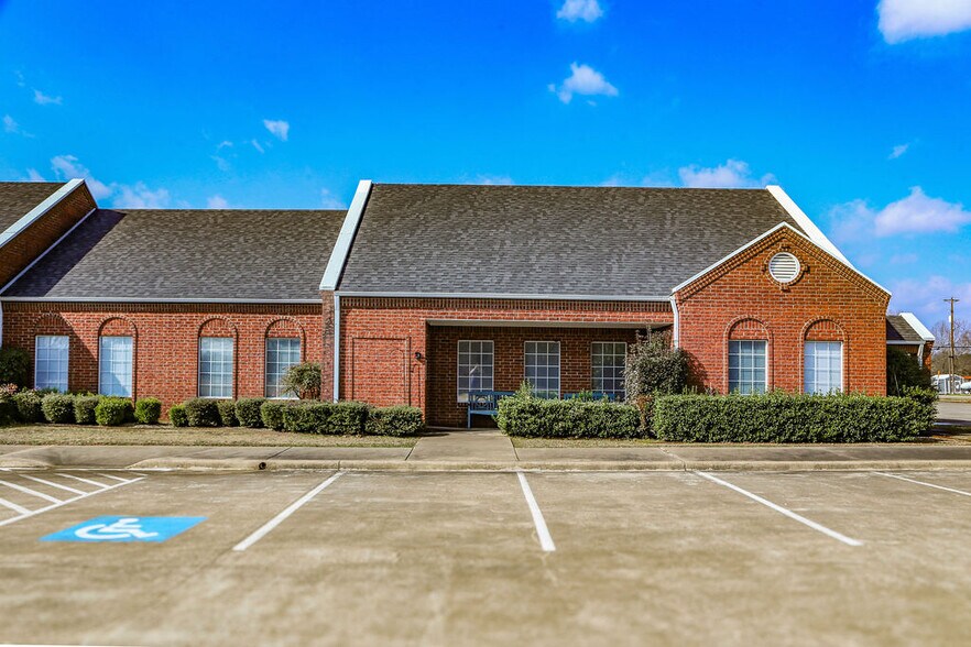 More Photos Of 4550 Lamar Ave, Paris Rehabilitation Center For Lease