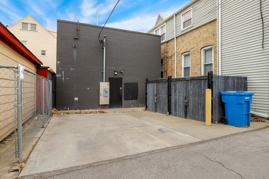 More Photos Of 819 N California Ave, Chicago Bar For Sale