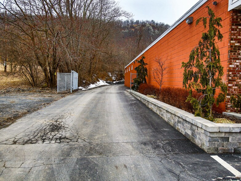 More Photos Of 42 Windsor Hwy, New Windsor Township Storefront Retail Office For Lease
