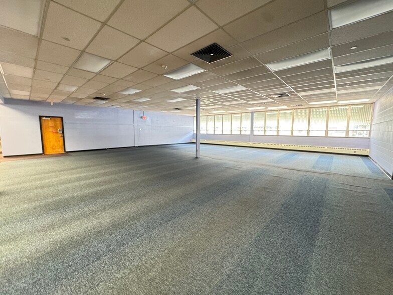 More Photos Of 40 E Simmons St, Galesburg Flex For Sale