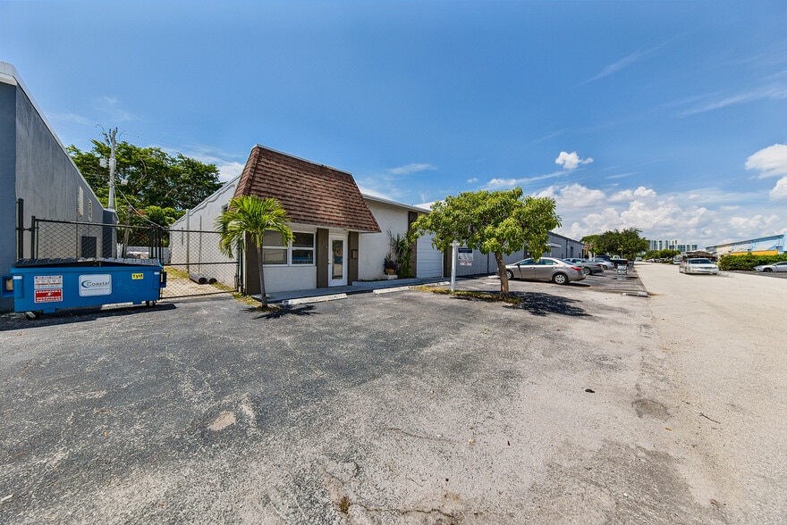 Primary Photo Of 30 SW 5th Ct, Pompano Beach Flex For Sale