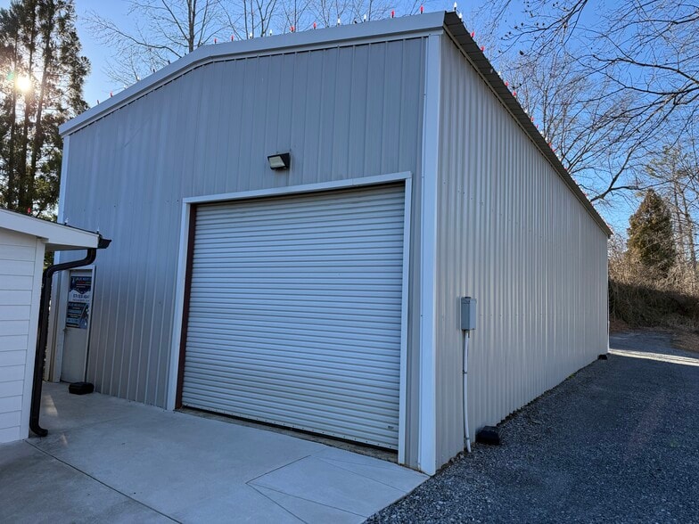 More Photos Of 770 Dobbs Rd, Woodstock Showroom For Lease