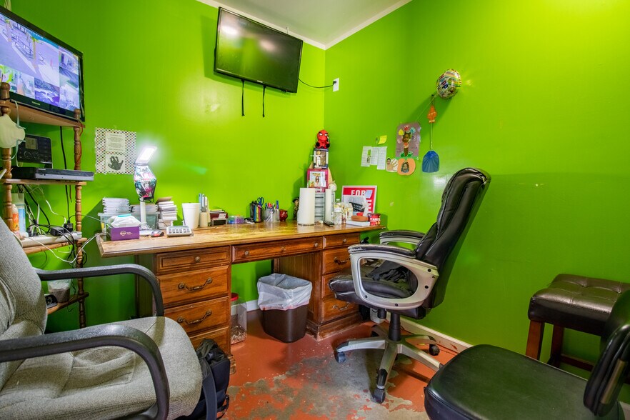 More Photos Of 518 Mill Ave, Conroe General Retail For Sale