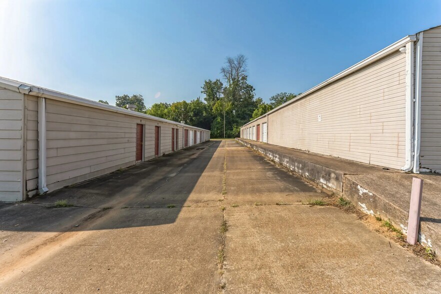 More Photos Of 675 N Jefferson St, Houston Self Storage For Sale