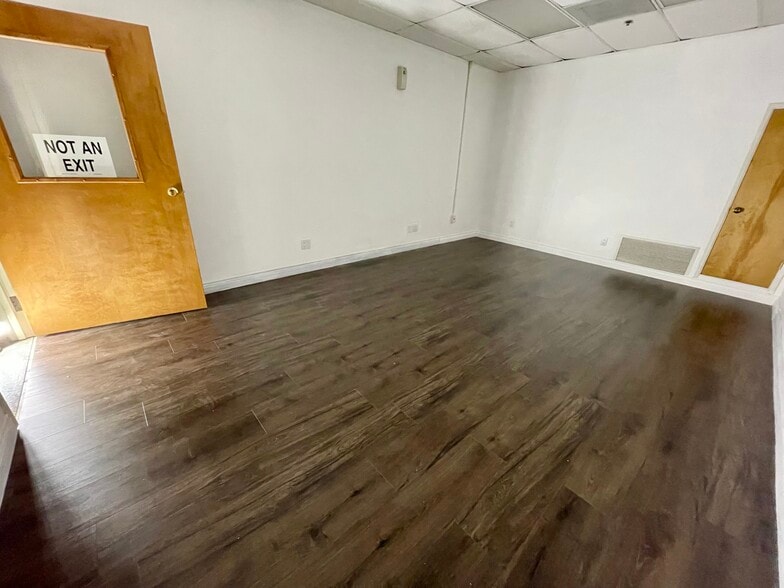More Photos Of 3 offices, 3 warehouses: 1,200–4,876 SF, Lompoc Warehouse For Lease