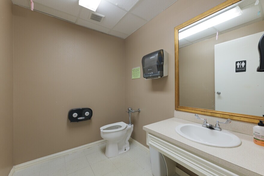 More Photos Of 305 Expressway 83, Mission Medical For Lease