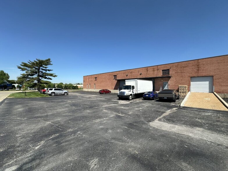 More Photos Of 2462-2470 Schuetz Rd, Maryland Heights Warehouse For Sale