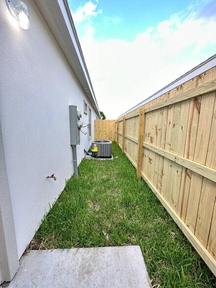 More Photos Of 1300 S Yankton St, Alton Apartments For Sale