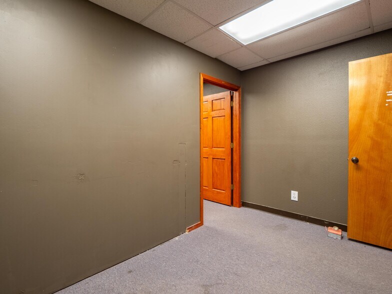More Photos Of 122 E Carl Albert Pky, Mcalester Office For Sale