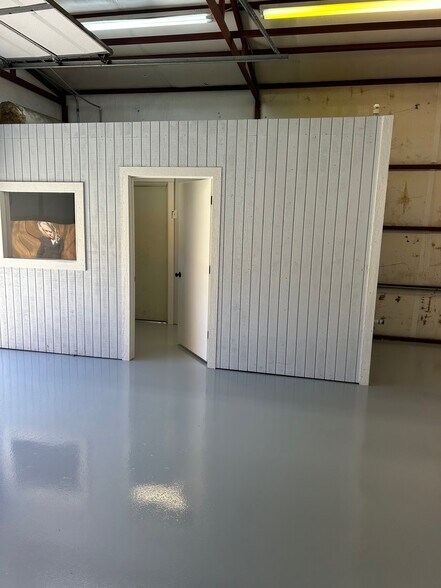 More Photos Of 302 N Main St, Collinsville Light Manufacturing For Lease