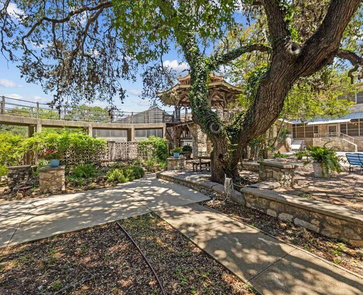 More Photos Of 316 W Highland Dr, Boerne Office For Sale