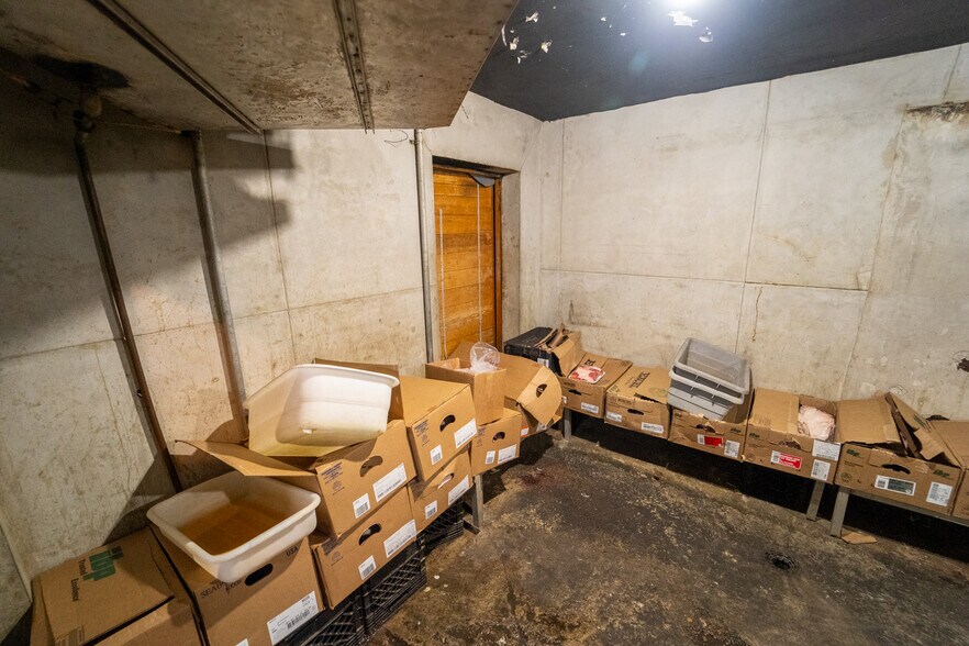 More Photos Of 1302 E Crestwood Dr, Victoria Storefront For Sale