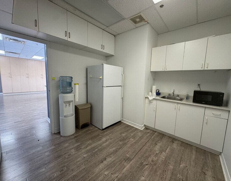 More Photos Of 1550 S Gateway Rd, Mississauga Office For Sale