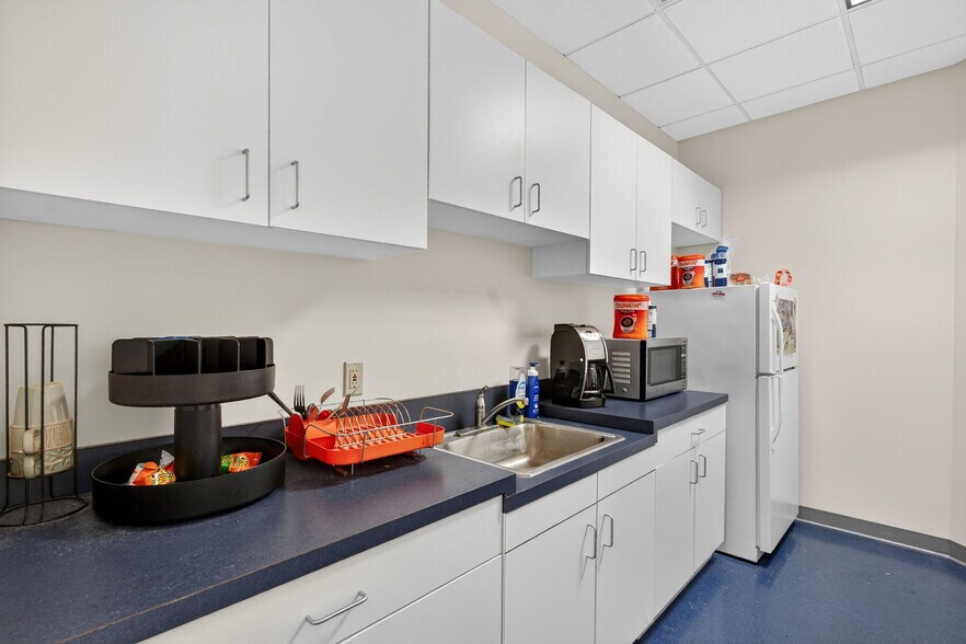 More Photos Of 46165 Westlake Dr, Sterling Medical For Sale