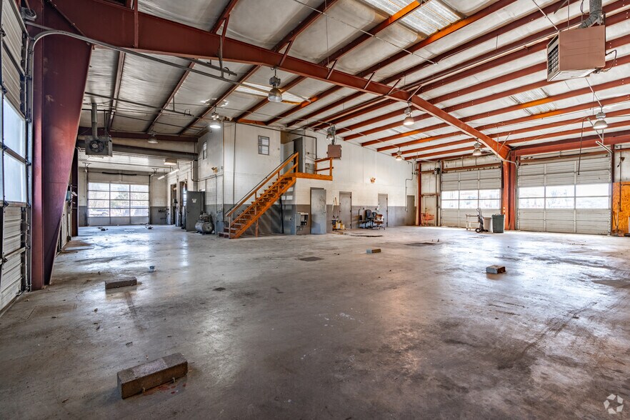 More Photos Of 1911 S Highland Ave, Jackson Service Station For Lease