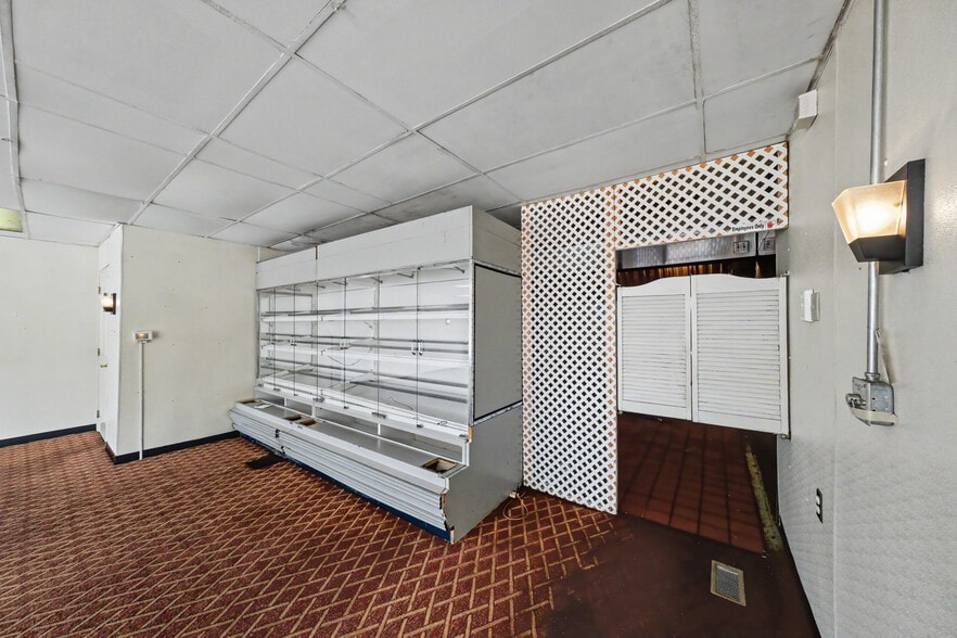 More Photos Of 889 Ashland Rd, Mansfield Freestanding For Sale