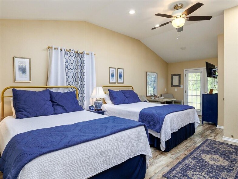 More Photos Of 915 E Cameron Ave, Rockdale Hotel For Sale