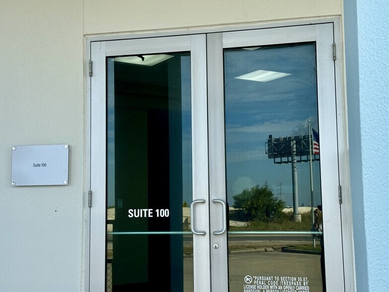 More Photos Of 101 Tiki Dr, Tiki Island Office Residential For Lease