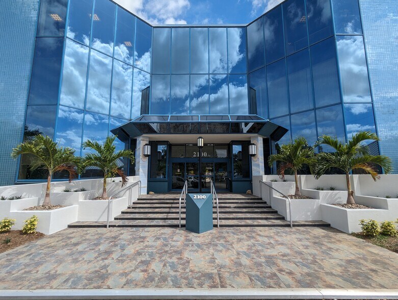 More Photos Of 2100 SE Ocean Blvd, Stuart Medical For Lease