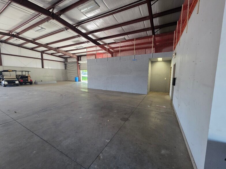 More Photos Of 500 Delano Dr, Oakdale Showroom For Lease
