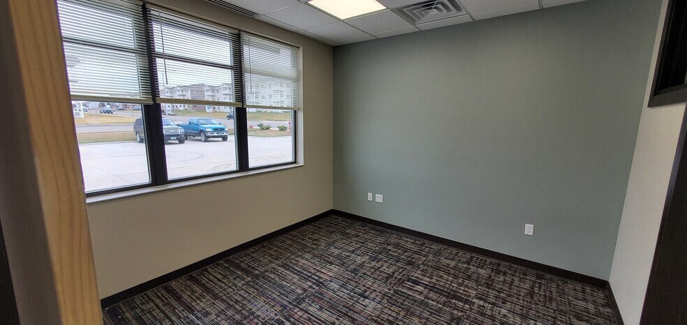 More Photos Of 3210 27th St W, Williston Office For Lease