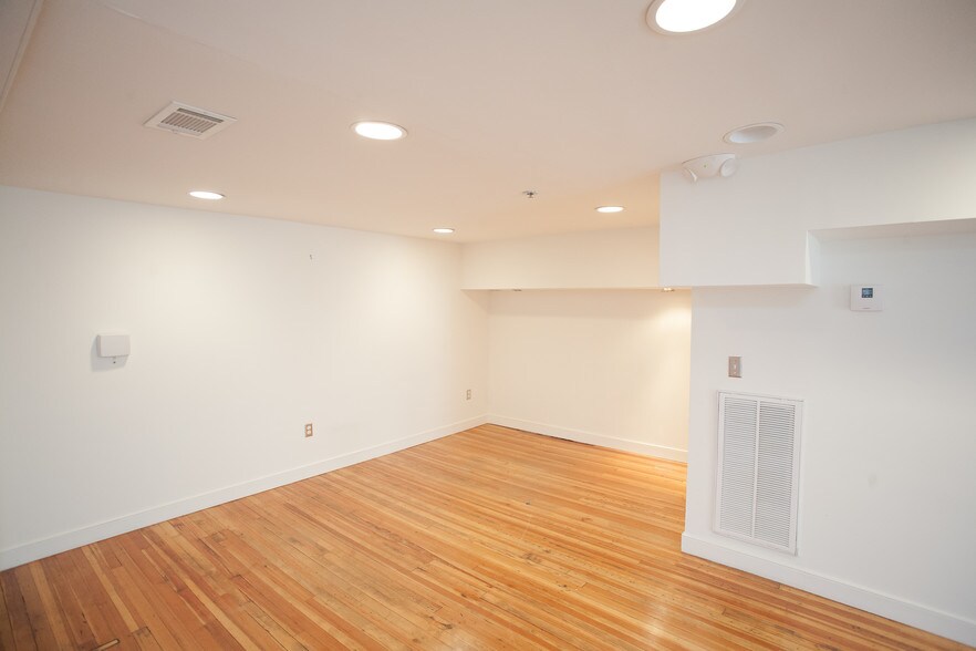 More Photos Of 301 W Broughton St, Savannah Loft Creative Space For Lease