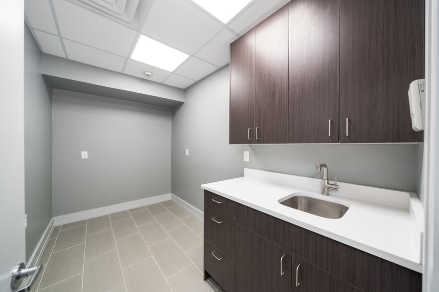 More Photos Of 845 Newark Ave, Jersey City Medical For Lease