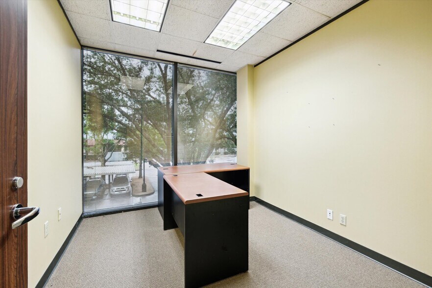 More Photos Of 12727 Featherwood Dr, Houston Medical For Lease